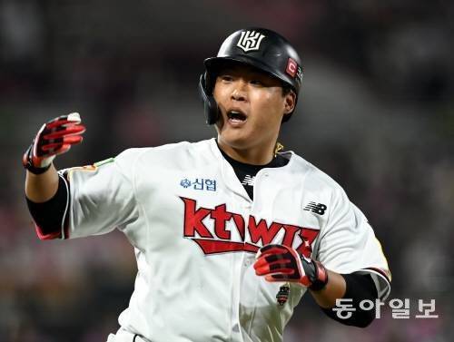 강백호는 부상만 없으면 언제든 ‘천재타자’의 모습을 보여줄 수 있는 선수다. 경기 중 홈런을 치고 환호하는 강백호.   동아일보 DB