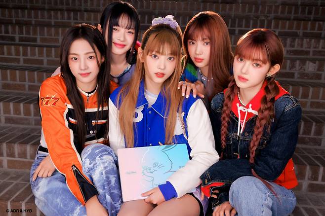 인기 걸그룹 뉴진스가 2023년형 그램 신제품 LG 그램 스타일 뉴진스 에디션과 포즈를 취했다. [자료:LG전자]