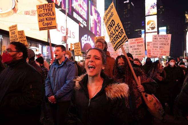 교통 단속 중 경찰 5명에게 집단구타를 당한 뒤 숨진 흑인 청년 타이어 니컬스 사건에 대한 항의시위가 27일(현지시각) 미국 뉴욕에서 열려, 시위 참가자들이 뉴욕 타임스퀘어에서 행진하고 있다. 뉴욕/AFP 연합뉴스