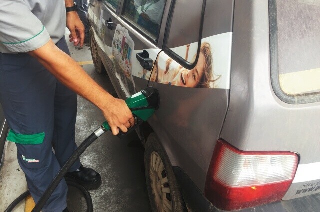 브라질 쿠이아바에서 주유소 직원이 자동차에 에탄올을 채우고 있다. 브라질의 소형차들은 휘발유와 함께 알코올을 연료로 사용하는 경우가 많다. 로이터