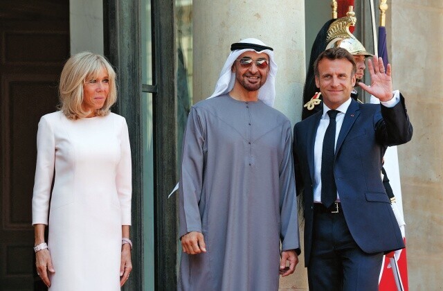 무함마드 빈 자이드 알 나하얀 아랍에미리트 대통령(가운데)이 2022년 7월18일 프랑스 파리 엘리제 궁전에서 에마뉘엘 마크롱 프랑스 대통령 부부와 함께 사진을 찍고 있다. 그는 아랍에미리트가 2030년까지 글로벌 수소 시장을 선점하겠다고 선포했다. 로이터