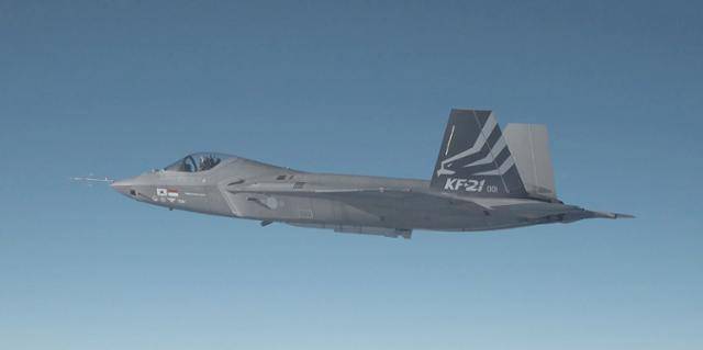 방위사업청은 국산 전투기 KF-21 '보라매' 시제 1호기가 17일 첫 초음속 비행에 성공했다고 밝혔다. 사진은 KF-21 시제 1호기의 비행 모습. 방위사업청 제공