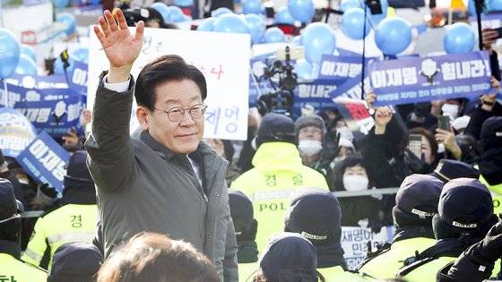이재명 더불어민주당 대표가 대장동 개발 특혜 의혹 사건 관련 검찰 조사를 받기 위해 28일 오전 서울 서초구 서울중앙지방검찰청에 출석에 앞서 지지자들을 향해 손인사하고 있다. 뉴스1