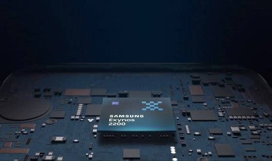 삼성전자가 지난해 갤럭시 S22에 탑재했던 자체개발 모바일 AP 엑시노스2200. 발열과 성능저하 등 논란 이후 올해와 내년 출시하는 스마트폰에는 퀄컴의 모바일 AP만 탑재하기로 했다. 사진 삼성전자