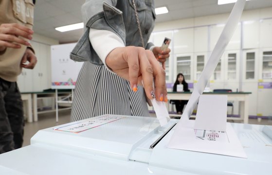 경남의 한 투표소에서 한 유권자가 투표함에 기표용지를 넣고 있다. 뉴스1