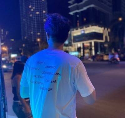 호스트로 활동 중인 '그레이'.