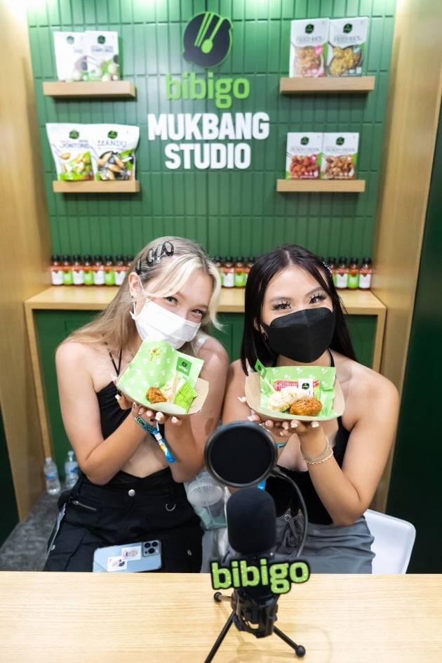 미국 LA에서 진행된 'KCON 2022 LA'에서 CJ제일제당 비비고가 마련한 먹방스튜디오에서 한류팬들이 비비고 만두와 치킨을 소개하는 영상을 촬영하고 있다.