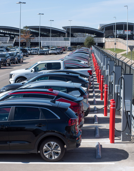 EVs are being charged at SK E&S's charging station at George Bush Intercontinental Airport Houston in Texas. [SK E&S]