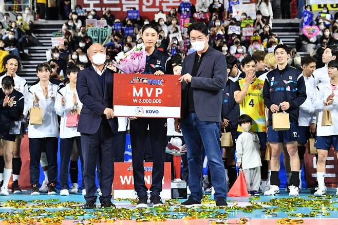 여자부 MVP를 수상한 김연경. 한국프로배구연맹(KOVO)