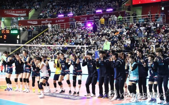 (인천=연합뉴스) 29일 인천 삼산월드체육관에서 열린 프로배구 V리그 올스타전에서 선수들이 다 함께 춤 세리머니를 하고 있다.