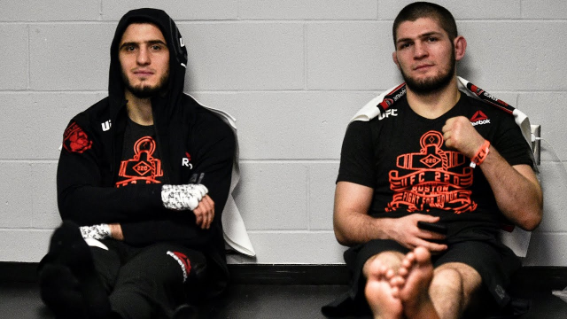 이슬람 마하체프(왼쪽)가 2018년 1월 미국 보스턴 대회 경기 시작을 세컨드로 따라온 하비프 누르마고메도프와 함께 기다리고 있다. 사진=UFC 영상 화면