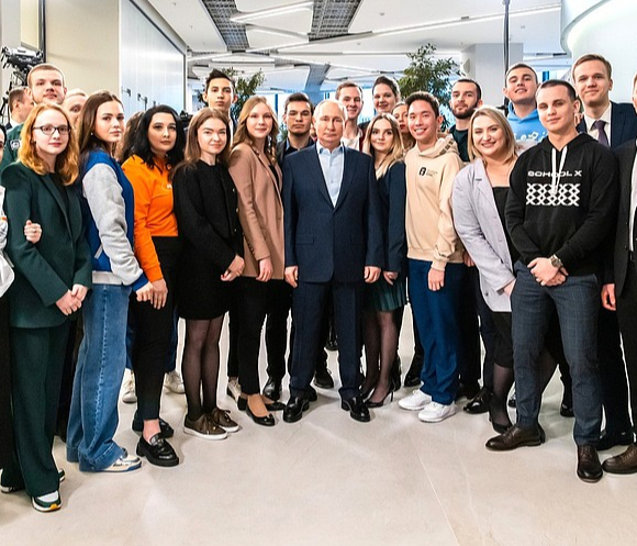 모스크바 주립대에서 학생들과 사진을 찍은 푸틴 러시아 대통령/사진=러시아 대통령실