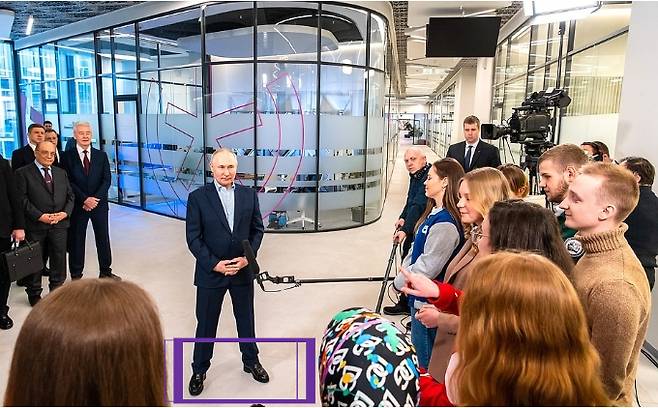 모스크바 주립대에서 학생들을 만난 푸틴 대통령의 굽이 높은 구두(보라색 사각형) /사진= 러시아 대통령실 제공