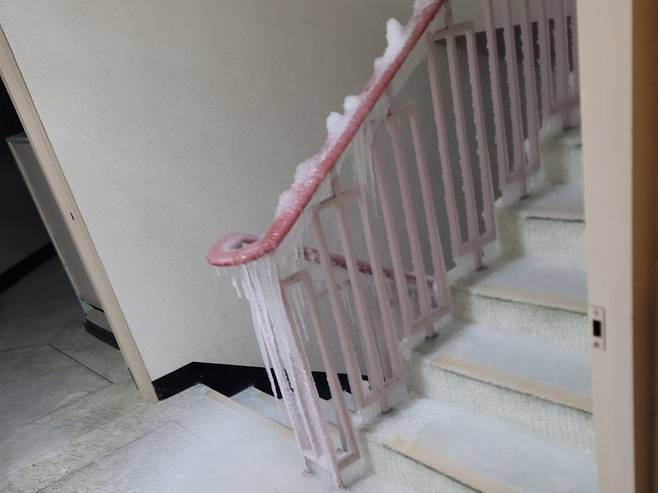 한 아파트 복도 계단에 매달린 고드름. [독자 제공]