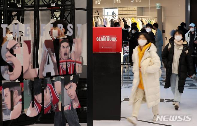 [서울=뉴시스] 백동현 기자 = 29일 오전 서울 여의도 더현대 서울 내 '더 퍼스트 슬램덩크' 팝업스토어에서 고객들이 입장하고 있다. 2023.01.29. livertrent@newsis.com