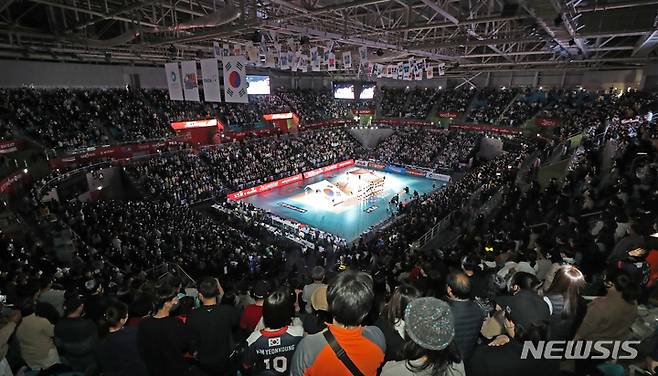 [인천=뉴시스] 김금보 기자 = 29일 오후 인천 삼산월드체육관에서 열린 도드람 2022~2023 V-리그 올스타전 경기에서 배구장을 가득 메운 관중들이 국민의례를 하고 있다. 2023.01.29. kgb@newsis.com