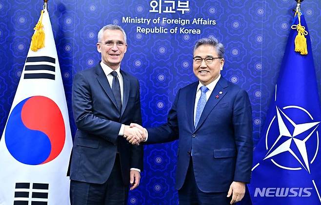 [서울=뉴시스] 박진(오른쪽) 외교부 장관이 29일 오후 서울 종로구 외교부에서 옌스 스톨텐베르그 북대서양조약기구(NATO·나토) 사무총장을 만나 의견을 교환했다. (사진=외교부 제공) 2023.01.29