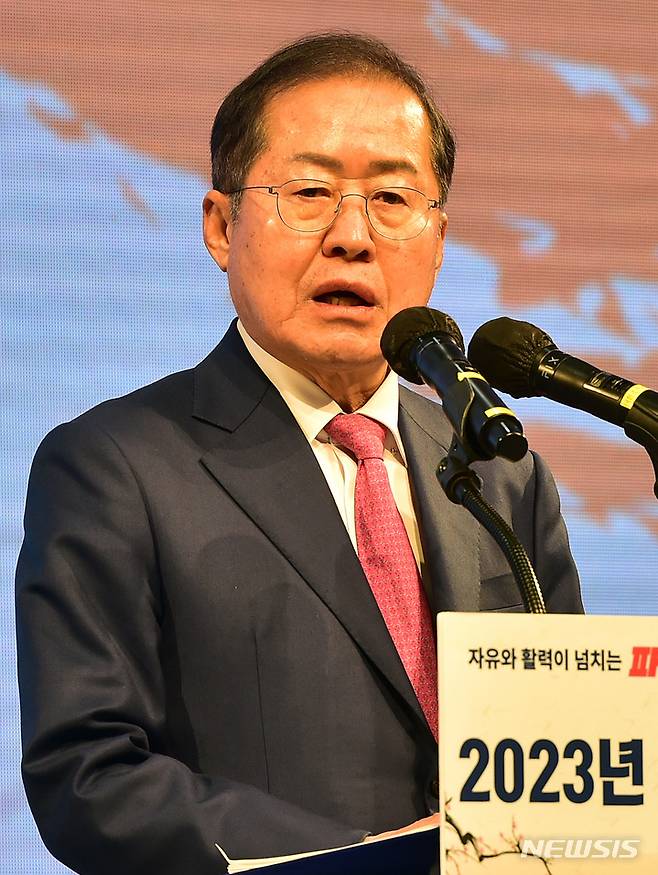 [대구=뉴시스] 이무열 기자 = 홍준표 대구시장이 2일 오후 대구 북구 엑스코에서 열린 ‘2023년 대구광역시 신년인사회’에 참석해 신년인사를 하고 있다. 2023.01.02. lmy@newsis.com