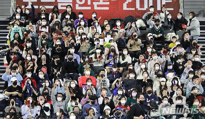 [인천=뉴시스] 김금보 기자 = 실내 마스크 착용 의무 해제를 하루 앞둔 29일 오후 인천 삼산월드체육관에서 관중들이 마스크를 착용하고 배구 경기를 관람하고 있다. 2023.01.29. kgb@newsis.com