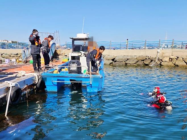 [통영=뉴시스] 신정철 기자= 통영헤양경찰서는 29일 낮 12시 16분께 통영시 용남면 뱀섬 북쪽 해상에서 침수된 2.9t급 연안자망어선 A호를 해경구조대를 동원하여 선저 균열조사를 하고있다.(사진=통영해경 제공).2023,01.29. photo@newsis.com *재판매 및 DB 금지