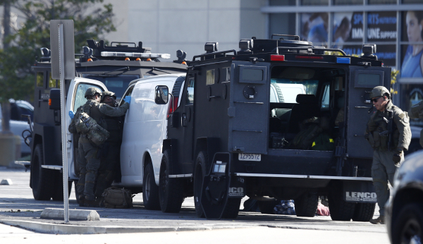 22일(현지시간) 미국 경찰 특수화기전술조(SWAT) 대원들이 전날 캘리포니아주 토런스에서 발생한 몬터레이 파크 총기난사 사건의 용의자 차량을 발견해 수색하고 있다. 토런스=EPA연합