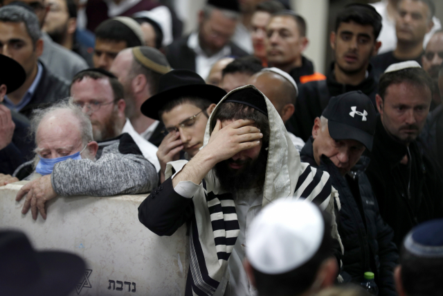 29일(현지 시간) 예루살렘 시민들이 유대교 회당 총격 사건으로 희생된 사망자들을 추모하며 눈물을 흘리고 있다. EPA연합뉴스