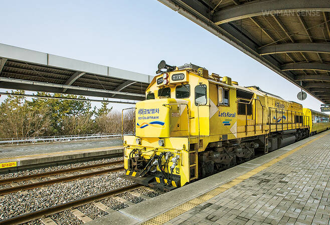 서울 출발을 기준으로 용산역에서 서해금빛열차를 타고 군산역까지 3시간 정도 걸린다. 새마을호와 무궁화호도 다닌다.