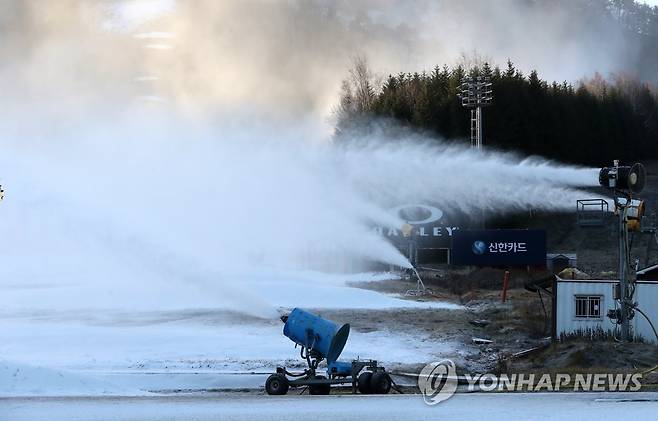 추위에 다시 시작된 스키장 인공눈 뿌리기 [연합뉴스 자료사진]
