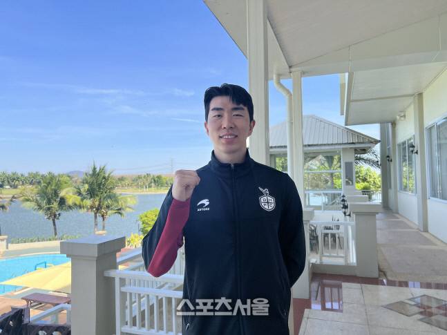 유강현이 본지와 인터뷰 후 사진 촬영에 응하고 있다. 촌부리(태국) | 강예진기자