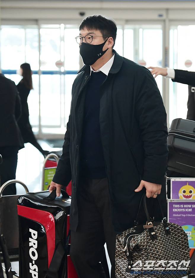 30일 인천공항 제1터미널을 통해 LG 트윈스 선수단이 스프링캠프를 위해 미국 애리조나로 출국한다. 출국을 준비하고 있는 김현수.