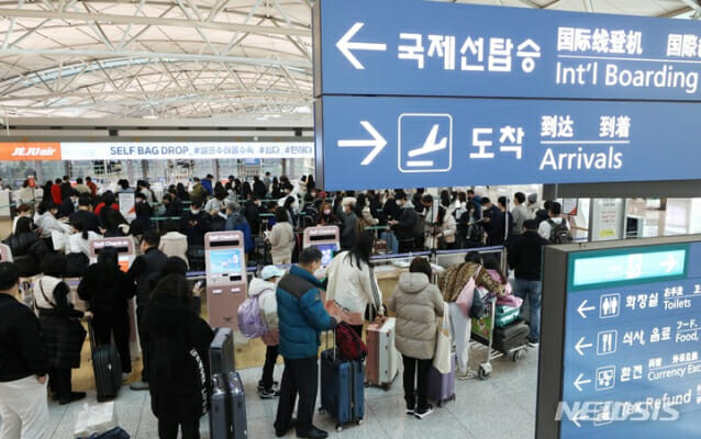 설 연휴를 이틀 앞둔 지난 19일 인천국제공항 제1여객터미널에서 출국하려는 이용객들로 북적이고 있다.(사진=뉴시스)