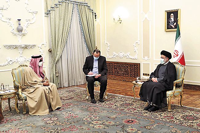 타흐눈 빈 자이드 알 나하얀(왼쪽) UAE 국가안보보좌관이 2021년 12월 이란을 방문해 에브라힘 라이시 대통령과 대화하고 있다. /이란대통령실