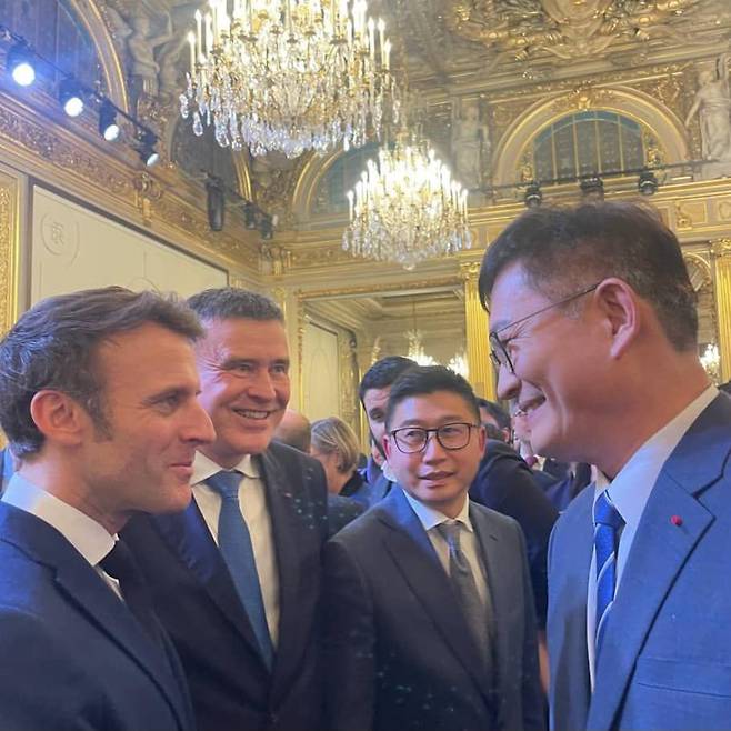 송영길 전 더불어민주당 대표(오른쪽)가 엘리제궁에서 열린 신년 하례회에서 에마뉘엘 마크롱 프랑스 대통령(맨 왼쪽)과 대화를 하고 있다. /페이스북