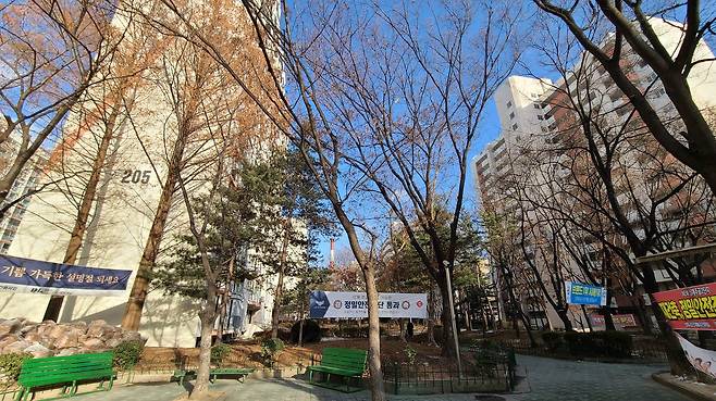 지난 28일 오후 서울 노원구 상계2단지 내에 안전진단 통과를 축하하는 건설사들의 현수막이 걸려있다./조은임 기자
