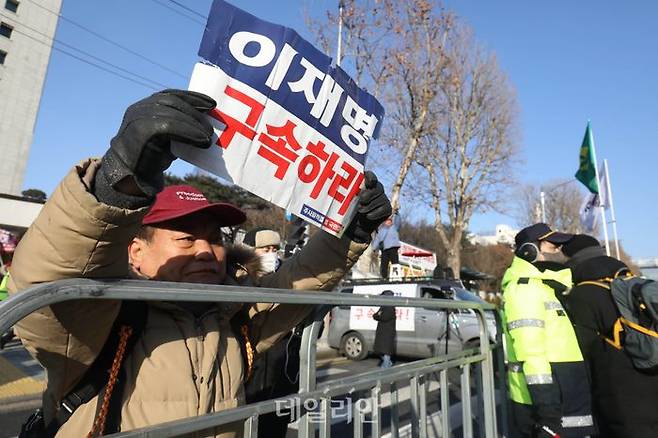 이재명 더불어민주당 대표가 검찰에 출석한 지난 28일 서울 서초구 서울중앙지방검찰청 앞에서 보수단체가 맞불집회를 하고 있다. ⓒ데일리안 김민호 기자