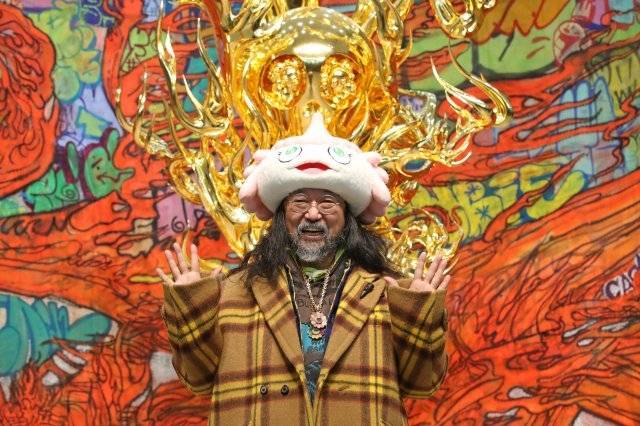 부산 해운대구 부산시립미술관에서 개막한 개인전 ‘무라카미 다카시: 무라카미 좀비’ 기자간담회에서 포즈를 취하며 웃어 보이고 있는 일본 예술가 무라카미 다카시. 부산=뉴시스