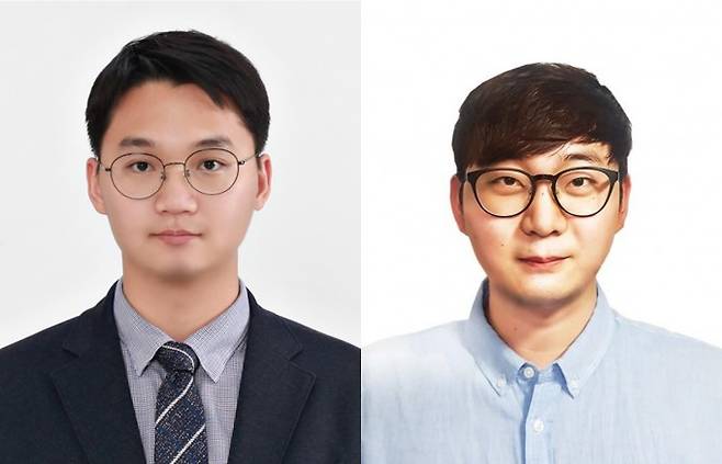 배터리 없이 물만으로 전기를 생산하는 '수분 자가 발전'의 원리를 규명한 조성범 아주대 교수(왼쪽)와 고현석 한국세라믹기술원 선임연구원. 아주대 제공