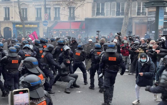 지난 19일 프랑스 파리에서 열린 연금개혁 반대 1차 총파업 시위에서 시위대가 경찰 병력과 충돌하고 있습니다.                                                                                                                     로이터 연합뉴스