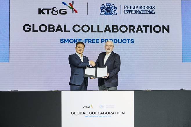 (왼쪽부터) 백복인 KT&G 사장과 야첵 올자크(Jacek Olczak) PMI CEO가 협약 체결을 하고 기념 촬영을 하고 있다.