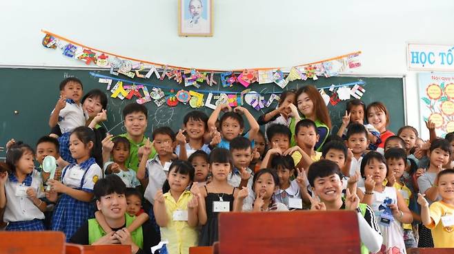 LS 대학생해외봉사단 24기 단원들이 베트남 동나이성에서 초등학생들에게 교육봉사를 하고 있다. LS그룹 제공