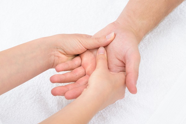 손 마사지를 하루 5분 하면 치매 증상 완화에 도움이 된다는 연구 결과가 있다./사진=클립아트코리아