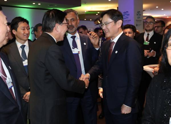 이재용 삼성전자 회장(오른쪽)이 지난 18일(현지시간) 스위스 다보스 아메론 호텔에서 열린 '한국의 밤' 행사에서 박형준 부산시장(왼쪽)과 이 인사를 나누고 있다. 연합뉴스