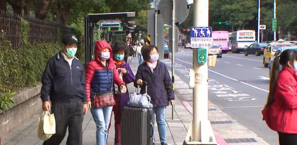 대만에 불어닥친 한파로 시민들이 옷을 꽁꽁 싸매고 있다. [사진=유튜브 民視英語新聞 캡처]