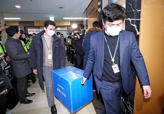 경찰이 지난달 19일 서울 영등포구 민주노총 건설노조 서울경기북부지부에서 건설현장 불법행위와 관련한 압수수색을 마치고 압수품을 들고 나오고 있다. 뉴스1