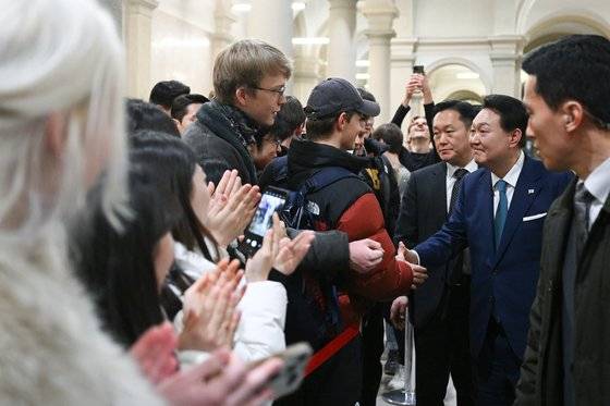 윤석열 대통령이 지난 19일(현지 시간) 스위스 취리히 연방공과대학에서 '양자 석학과의 대화'를 마친 후 학생들과 인사하고 있다. 뉴스1
