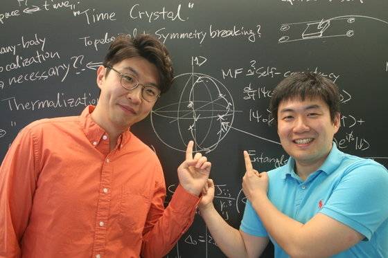 미국 MIT 최순원 교수(오른쪽)와 스탠퍼드대 최준희 교수의 미국 하버드대 물리학과 박사 과정 모습. 중앙포토