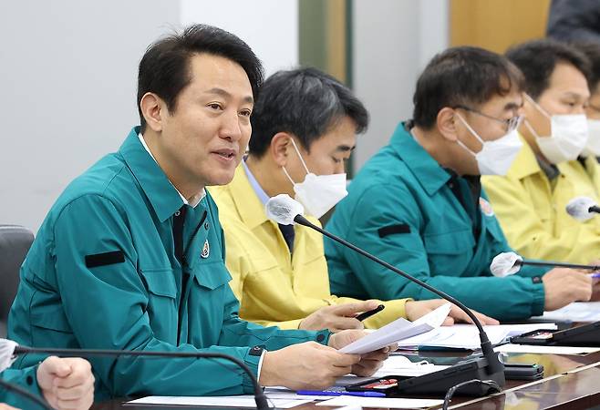 오세훈 서울시장이 27일 서울시청에서 열린 한파 대응 민생 안전 시·자치구 구청장 회의에서 발언하고 있다. 뉴스1