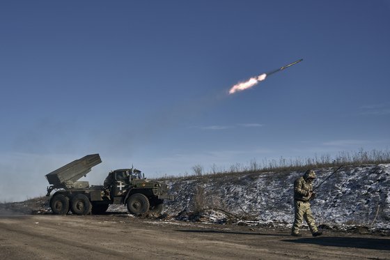 지난 11일(현지시간) 우크라이나 동부 도네츠크 솔레다르 인근 최전선에서 우크라이나군이 러시아군 진지를 향해 그라드 다연장 로켓 발사기에서 로켓을 발사하는 모습. AP=연합뉴스