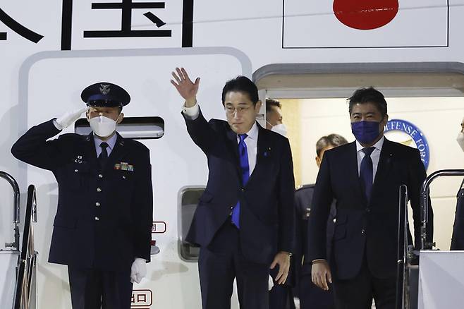 기시다 후미오 일본 총리(가운데)가 지난 1월 8일 주요 7개국(G7) 회원국 중 5개국 순방을 위해 도쿄 하네다 공항에서 정부 전용기에 오르고 있다. 도쿄 | AP·교도연합뉴스