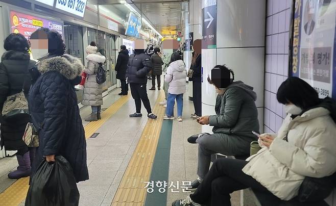 대구 도시철도 반월당역 승강장에서 30일 오후 시민들이 마스크를 쓴 채 열차를 기다리고 있다. 김현수 기자
